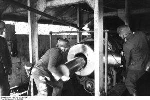 embolo y cargandolo dos hombres